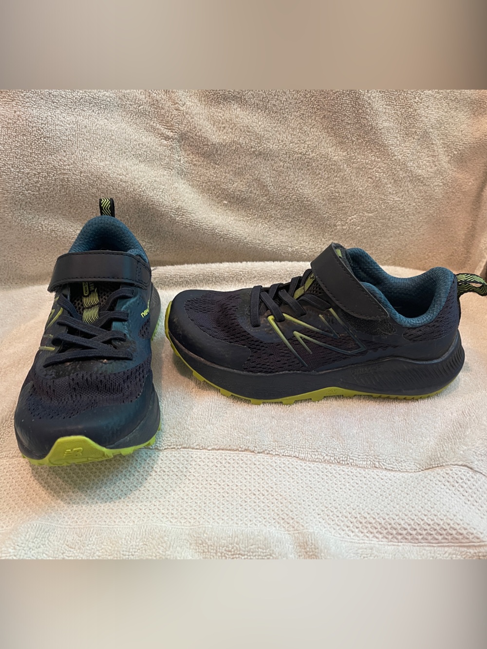 New Balance Dynasoft Navy and Lime Kids' Top strap Sneakers Sz 13 W